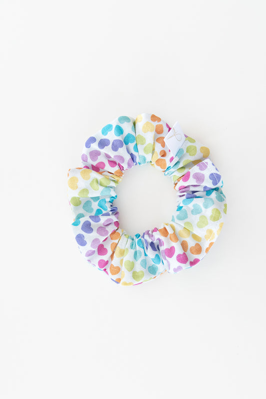 Scrunchies bianco con cuori colorati
