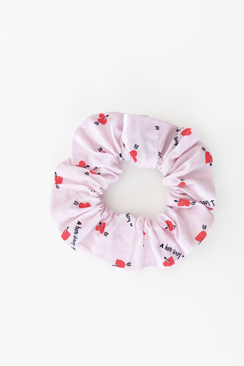 Scrunchies rosa con cuori rossi