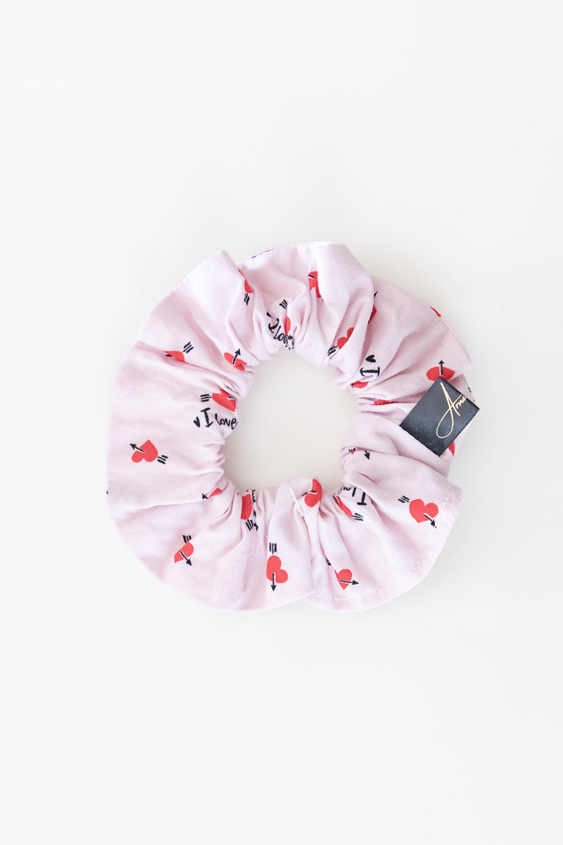 Scrunchies rosa con cuori rossi