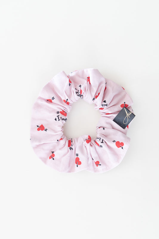 Scrunchies rosa con cuori rossi