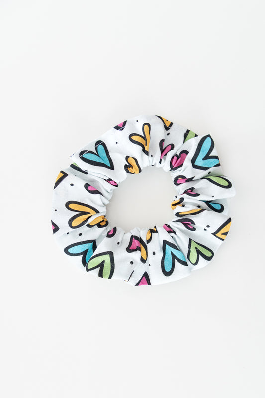 Scrunchies bianco con grandi cuori colorati