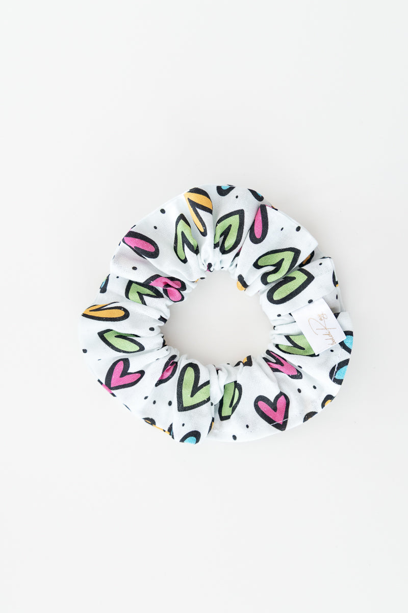 Scrunchies bianco con grandi cuori colorati