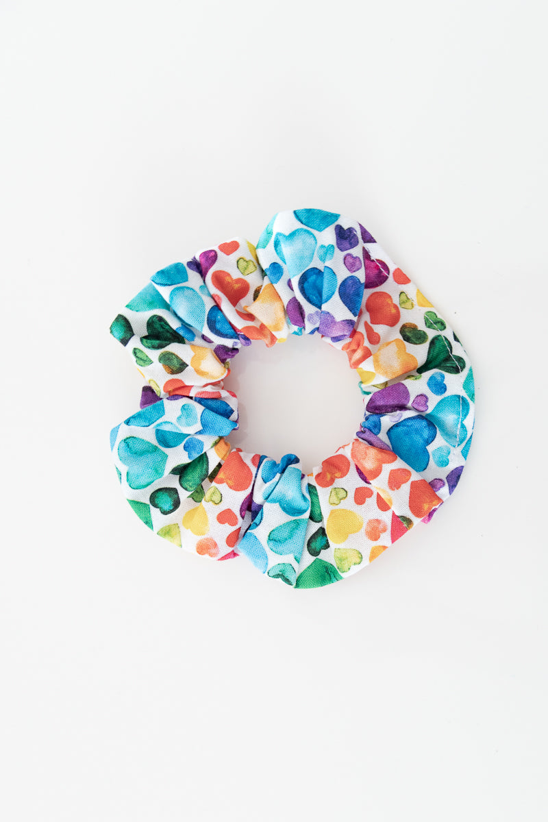 Scrunchies in poliestre con cuori colorati
