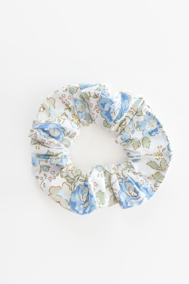Scrunchies in cotone bianco con fiori blu