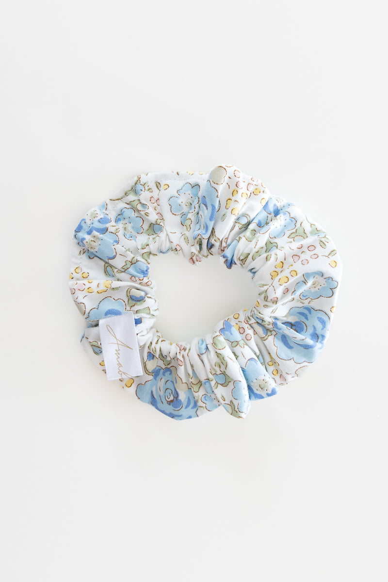 Scrunchies in cotone bianco con fiori blu