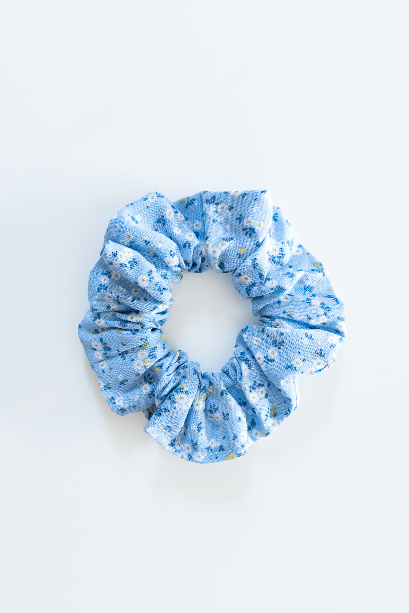 Scrunchies azzurro con fiori bianchi