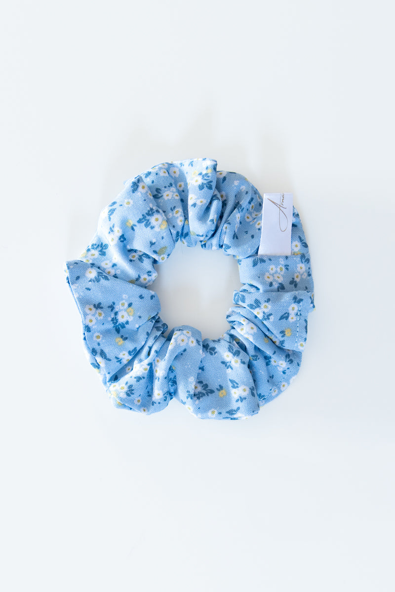 Scrunchies azzurro con fiori bianchi