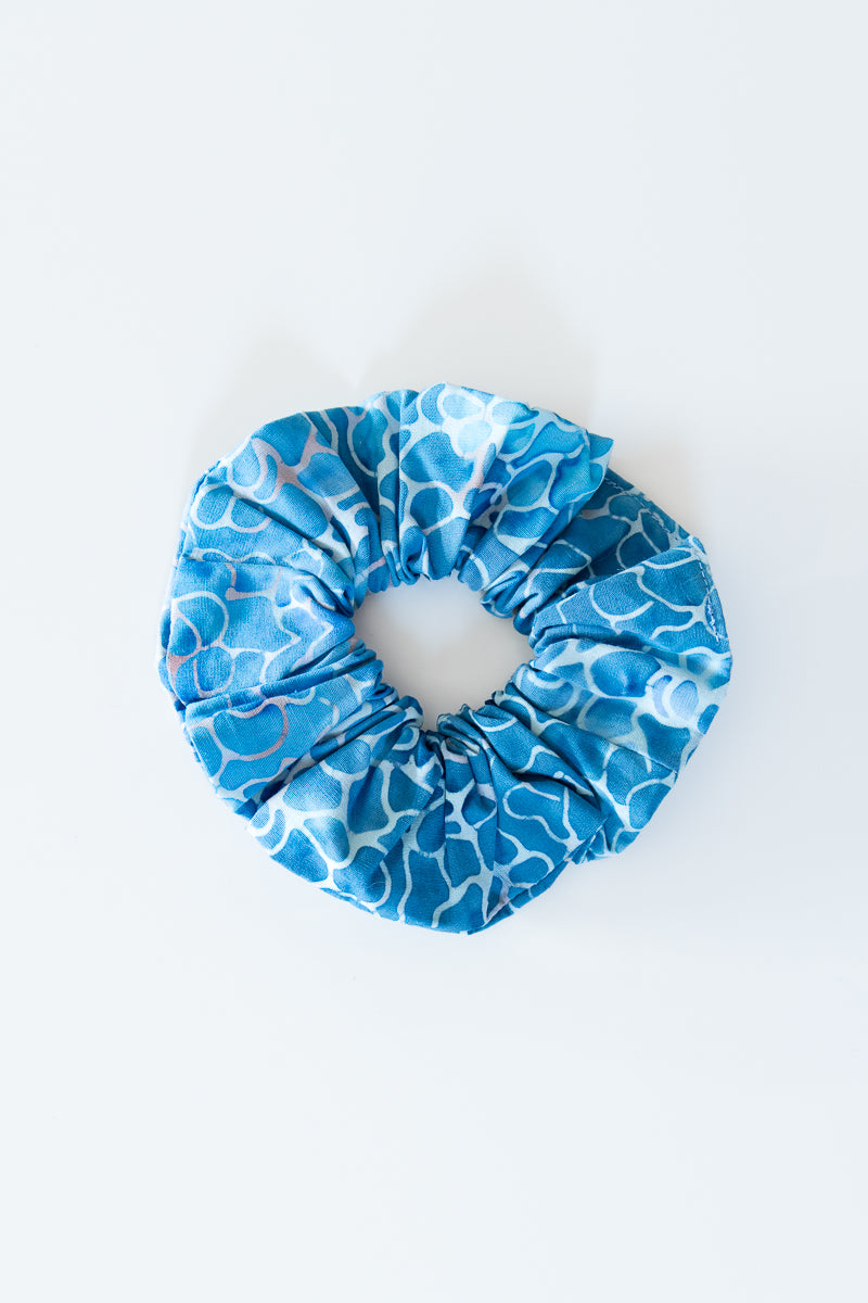 Scrunchies in cotone maculato azzurro effetto acqua, scrunchies leopardato azzurro, regalo per lei, scrunchie maculato, accessori leopardati