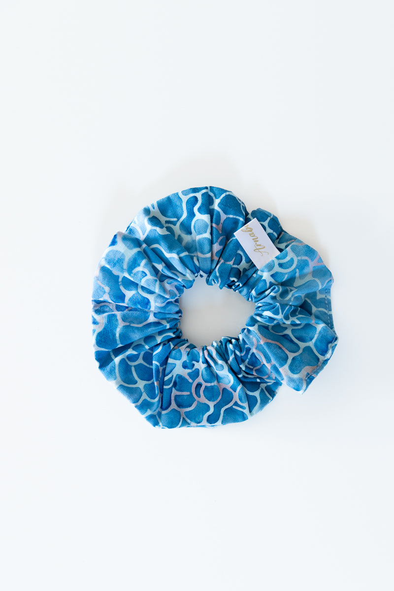 Scrunchies in cotone maculato azzurro effetto acqua, scrunchies leopardato azzurro, regalo per lei, scrunchie maculato, accessori leopardati