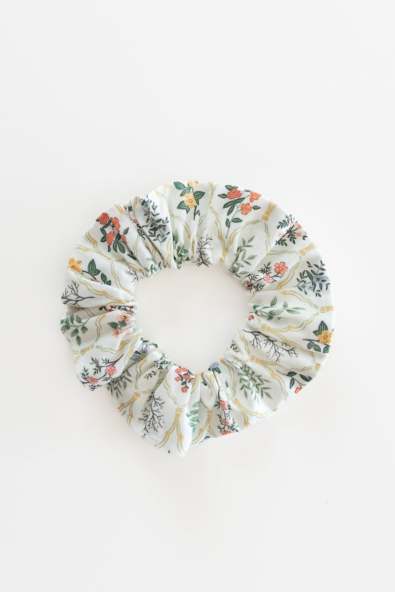Scrunchies in cotone bianco floreale