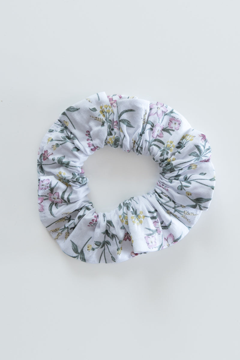 Scrunchies in cotone bianco floreale