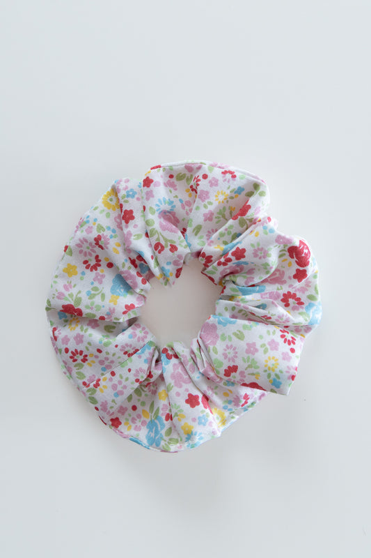 Scrunchies bianco con fiori colorati
