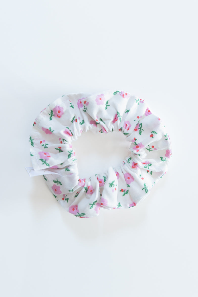 Scrunchies in cotone bianco con fiori rosa