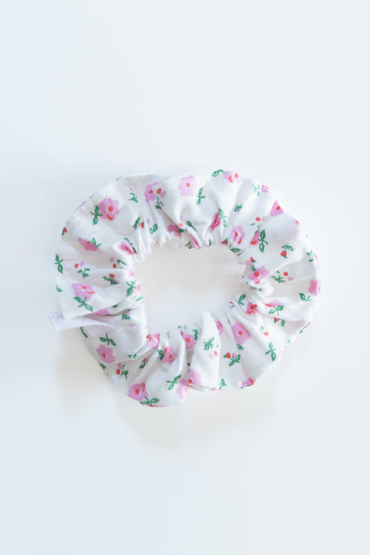 Scrunchies in cotone bianco con fiori rosa