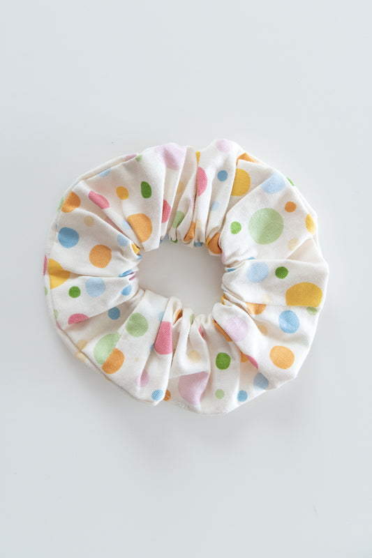 Scrunchies in cotone bianco a pois colorati