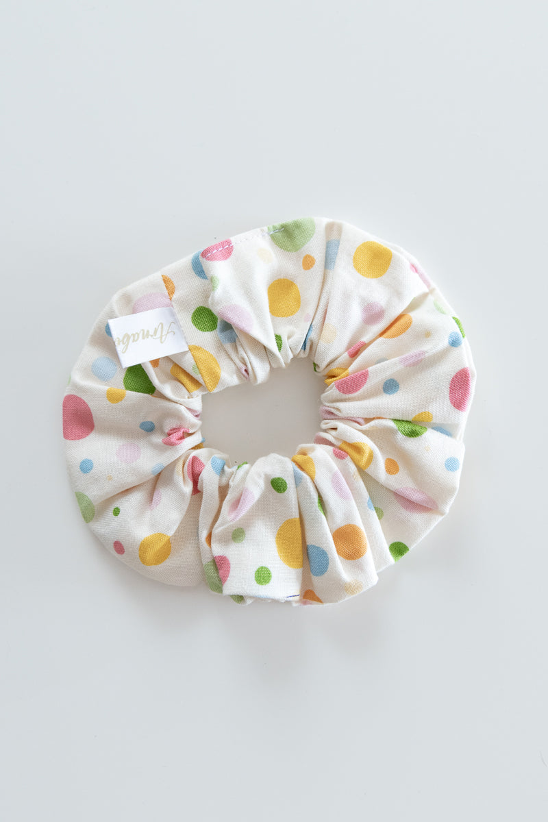 Scrunchies in cotone bianco a pois colorati