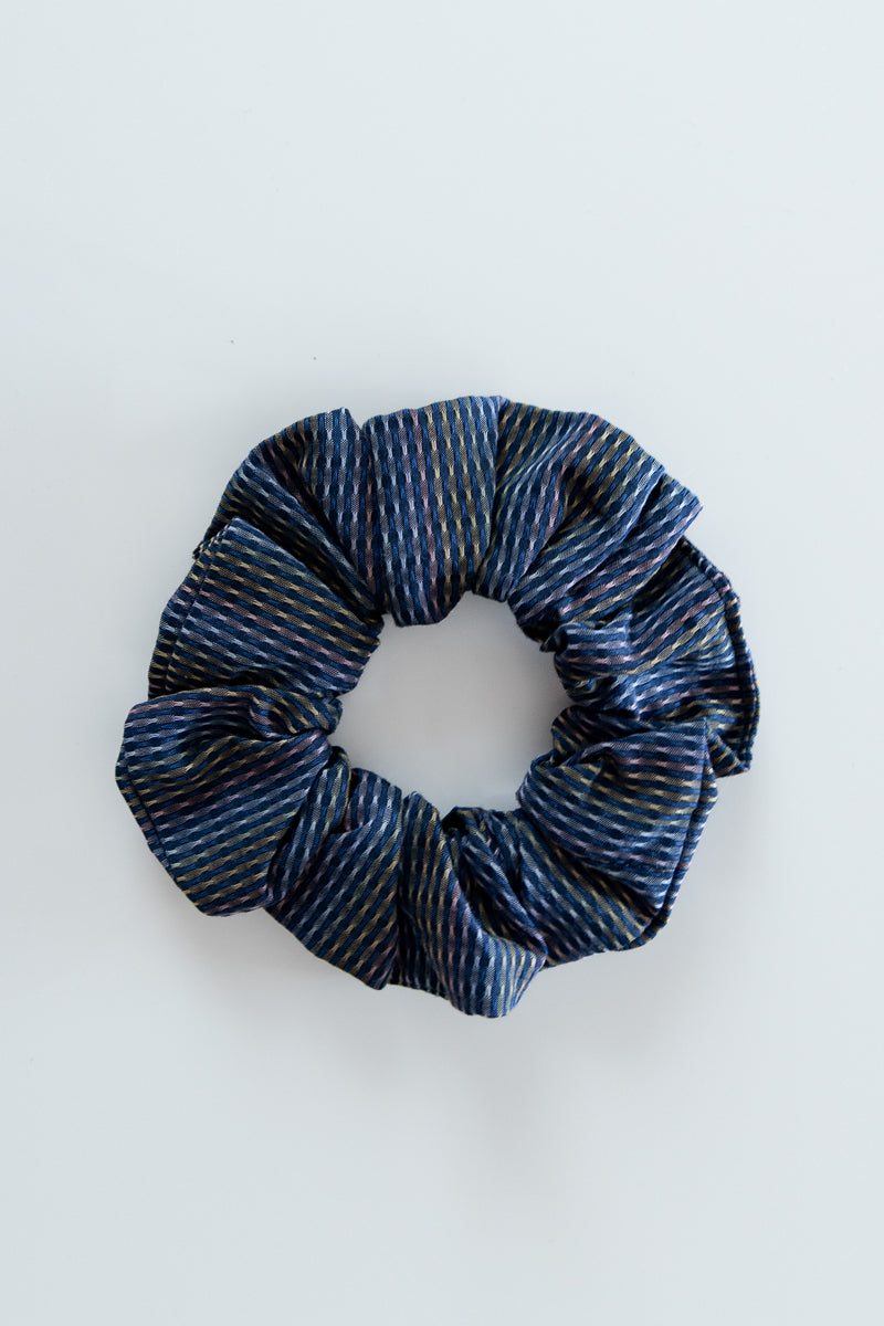 Scrunchies in raso blu a righe