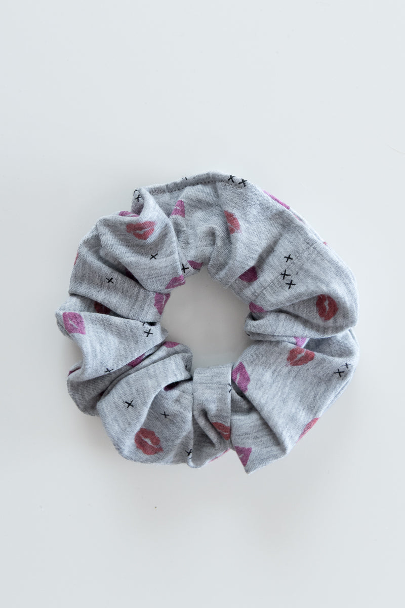 Scrunchies in jersey grigio con baci