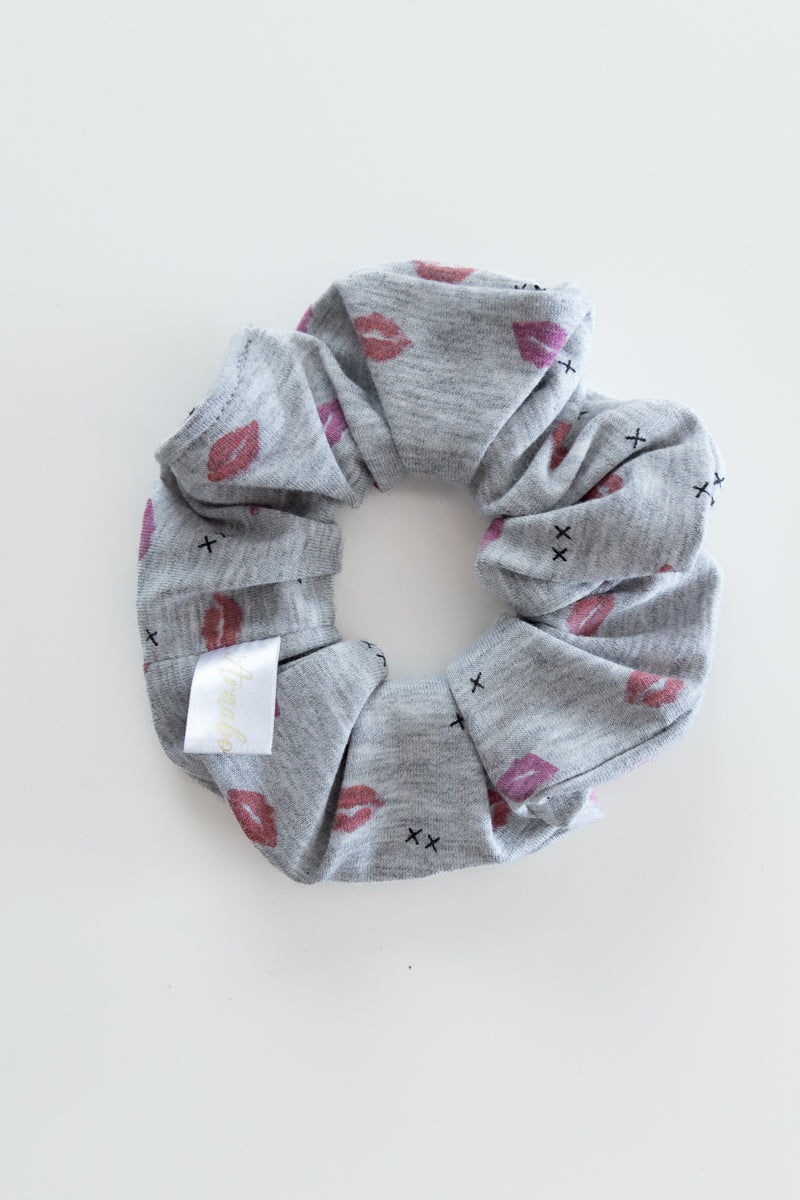 Scrunchies in jersey grigio con baci