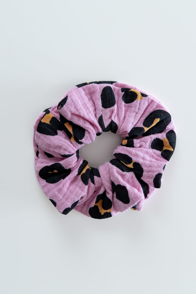 Scrunchies in mussola rosa leopardato