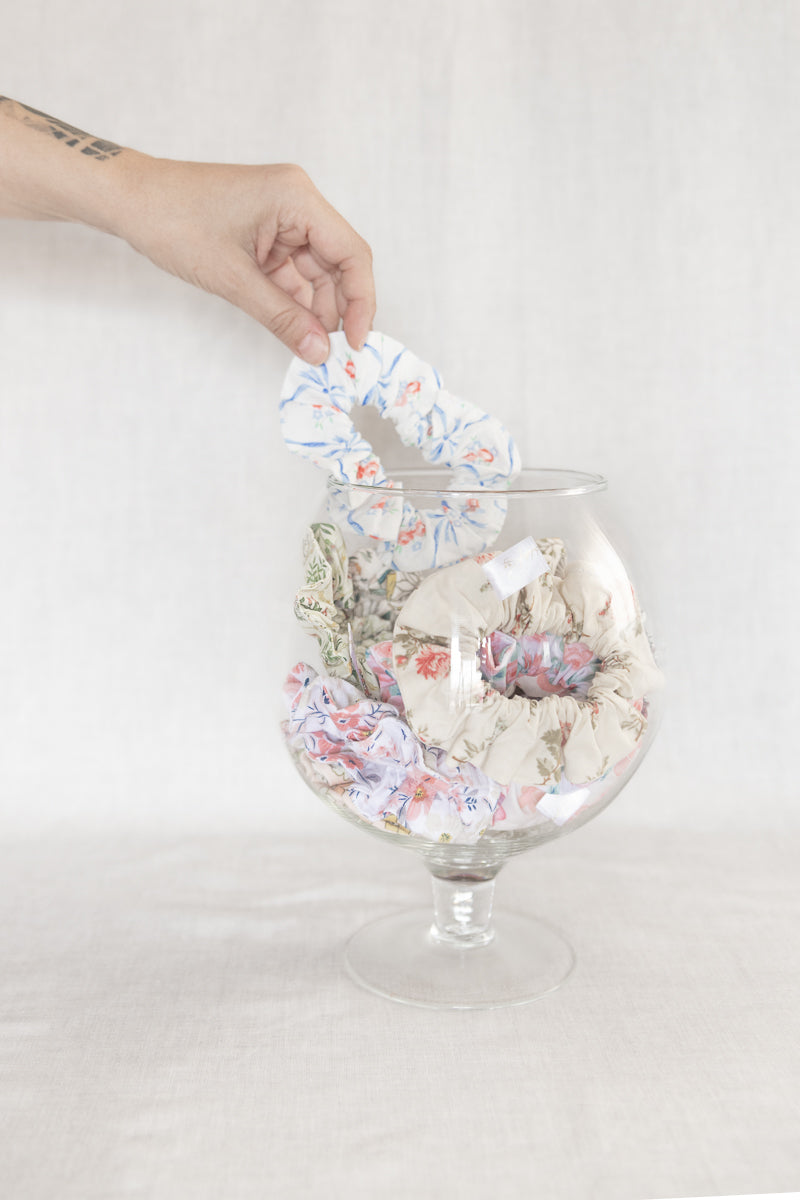 Scrunchies in cotone bianco floreale