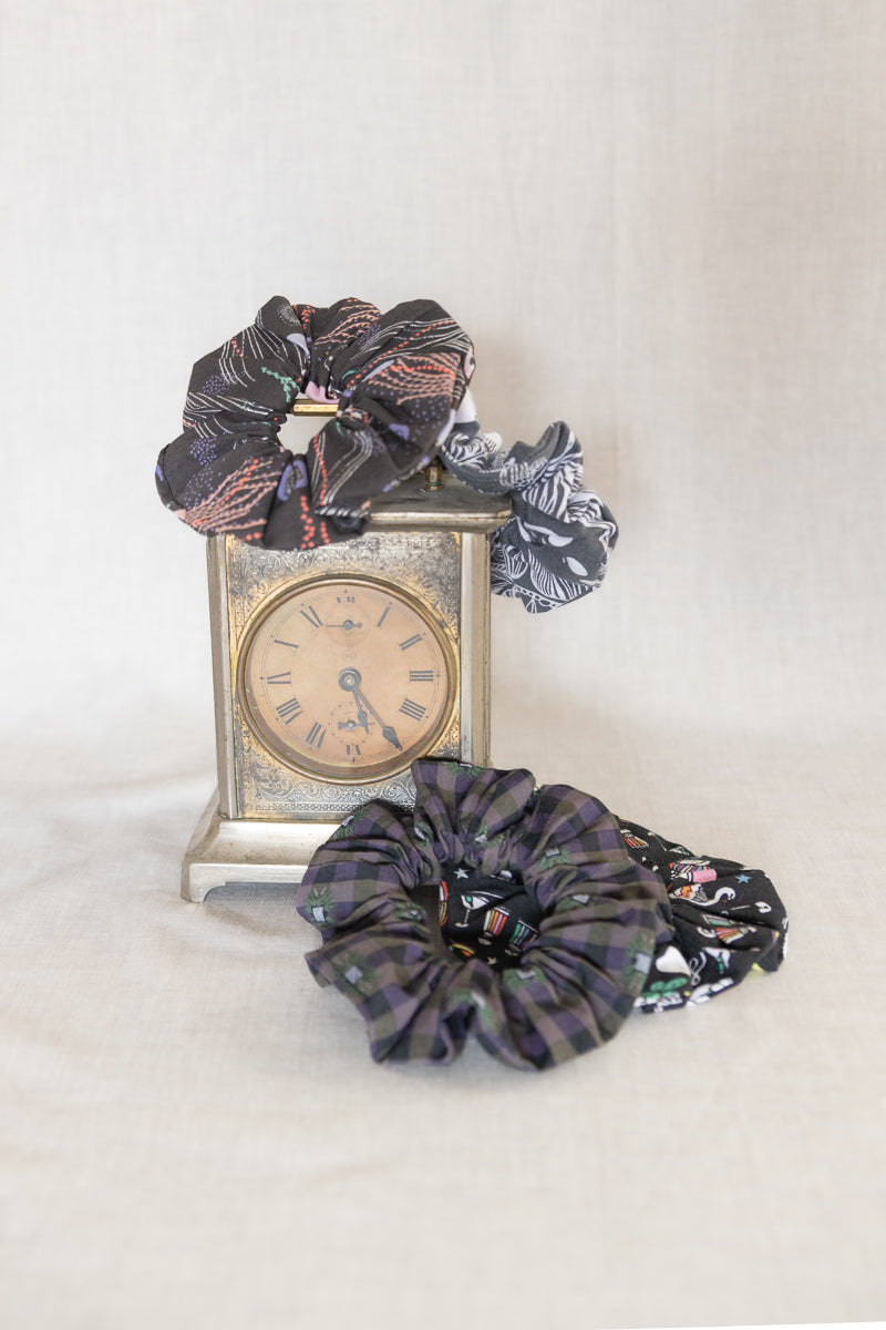 Scrunchies in cotone grigio e viola