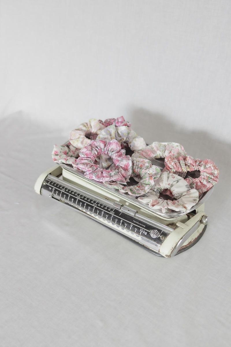 Scrunchies in cotone bianco con fiori rosa