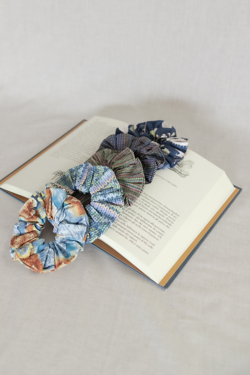 Scrunchies in cotone azzurro a tema autunnale