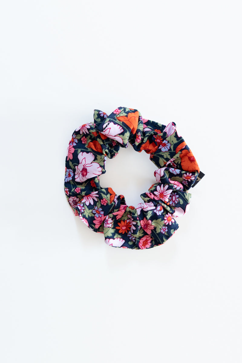 Scrunchies nero con fiori rossi e rosa