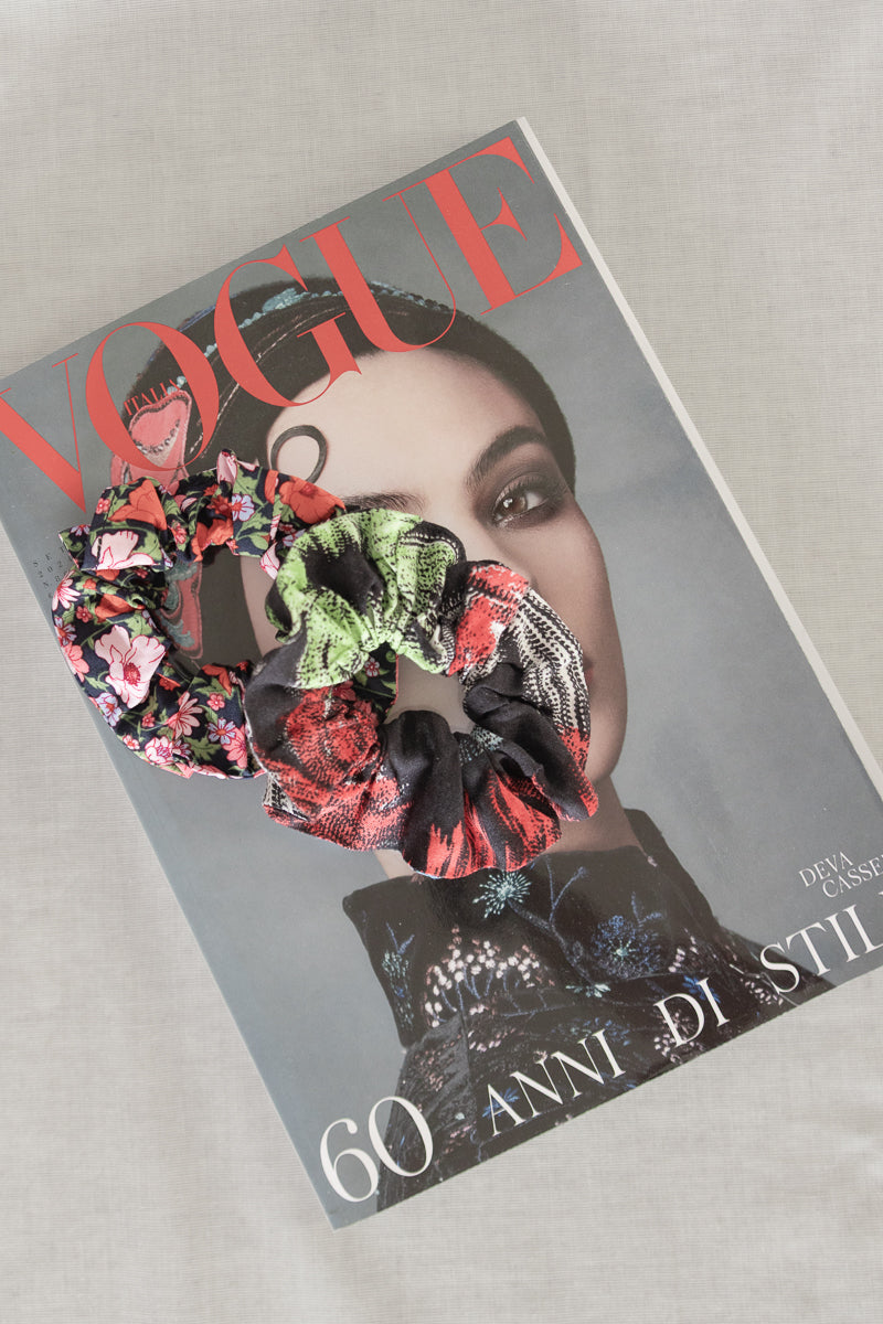 Scrunchies nero con fiori rossi e rosa