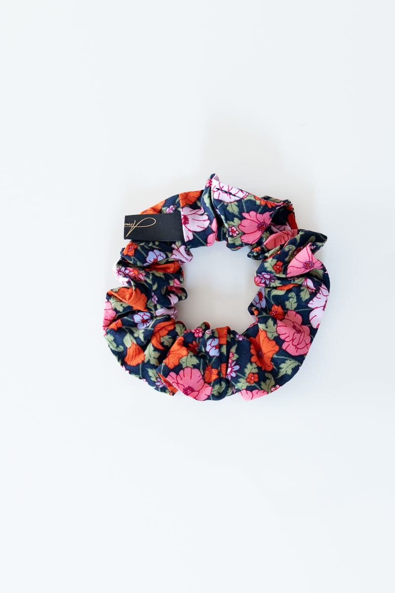 Scrunchies nero con fiori rossi e rosa
