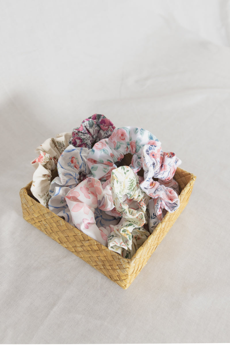 Scrunchies in cotone bianco e fiori rosa