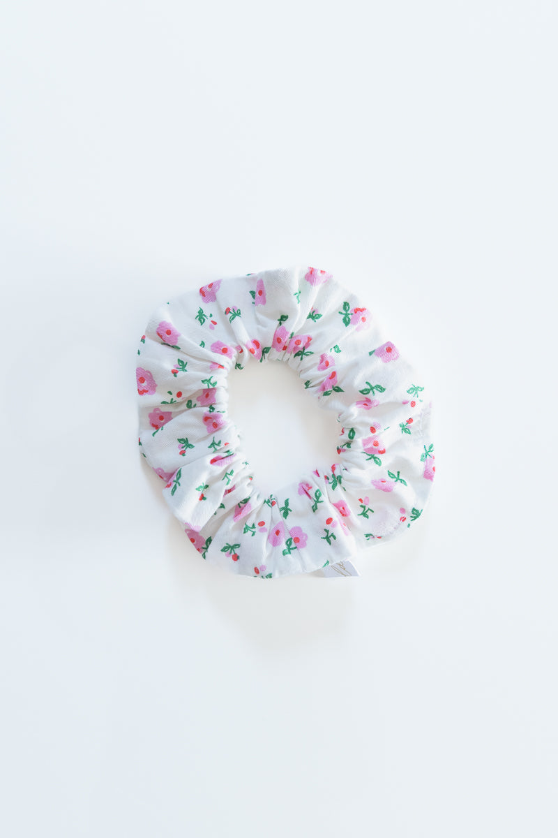 Scrunchies in cotone bianco con fiori rosa