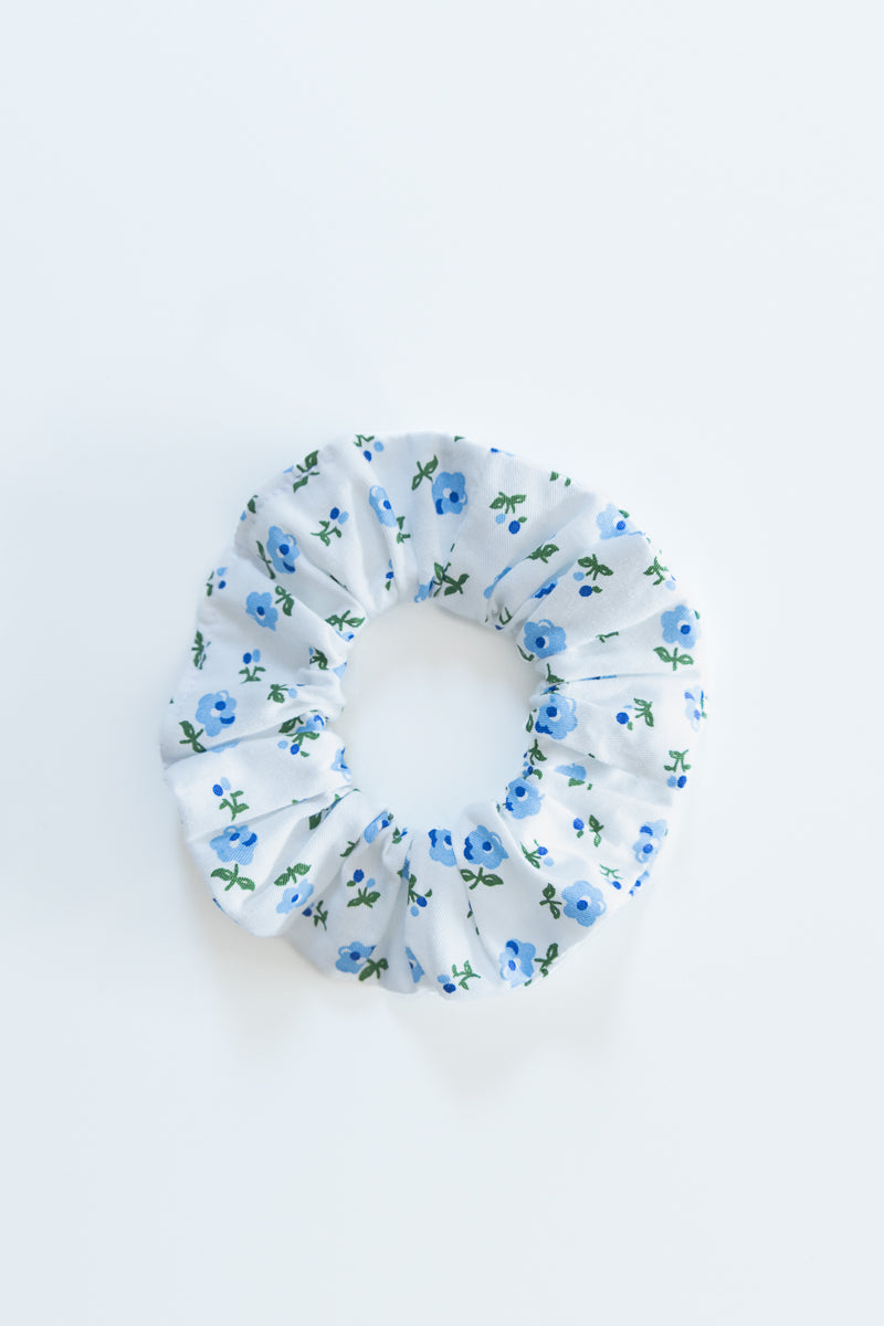 Scrunchies bianco con fiori azzurri