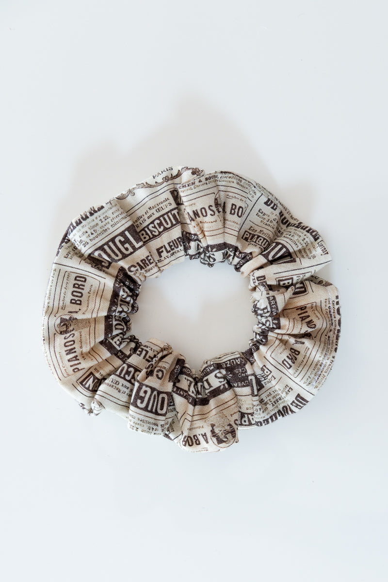 Scrunchies in cotone beige ispirato a un giornale di moda vintage