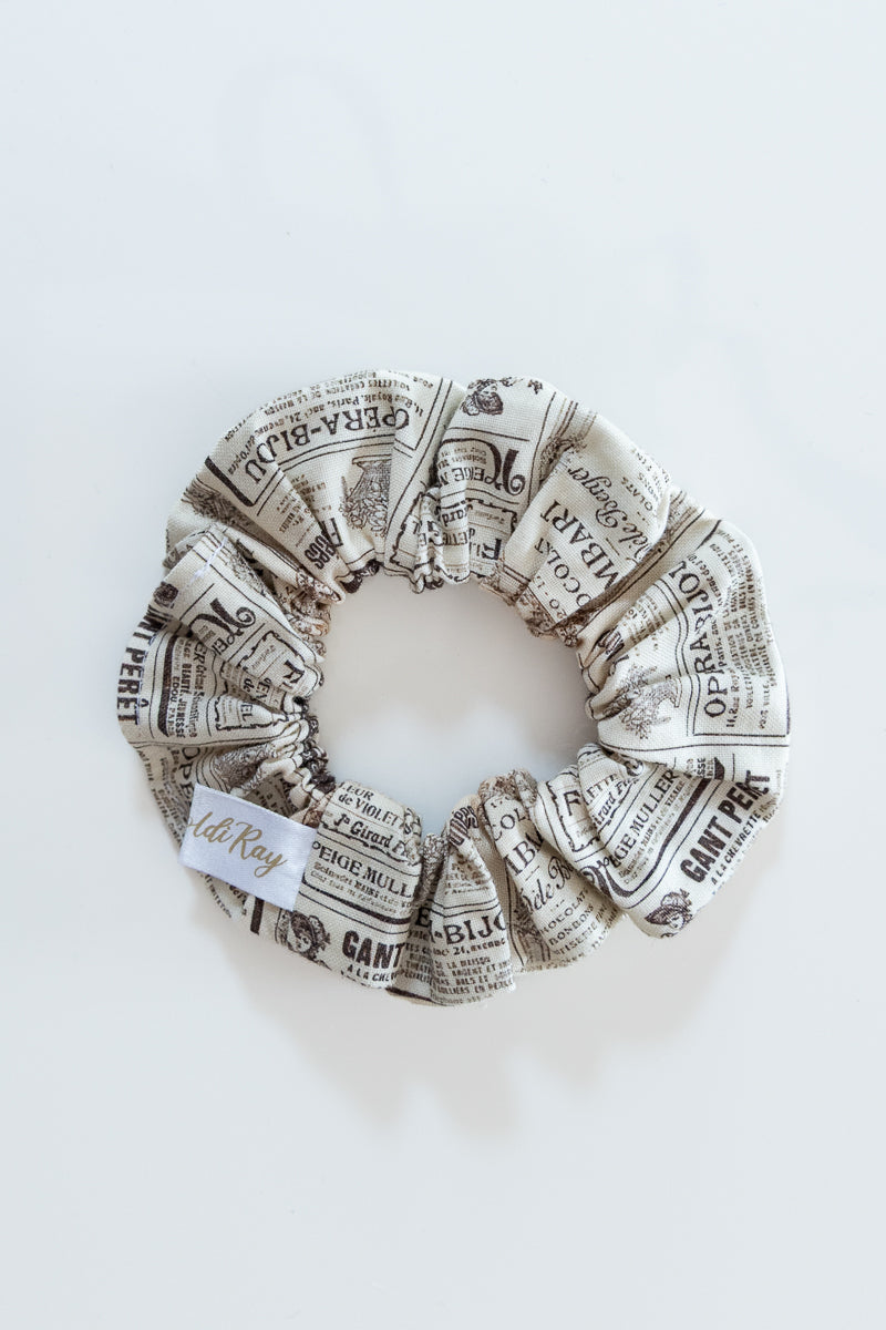 Scrunchies in cotone beige ispirato a un giornale di moda vintage
