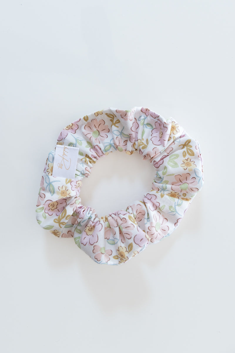 Scrunchies in cotone bianco con fiori rosa