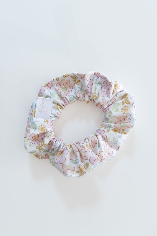 Scrunchies in cotone bianco con fiori rosa
