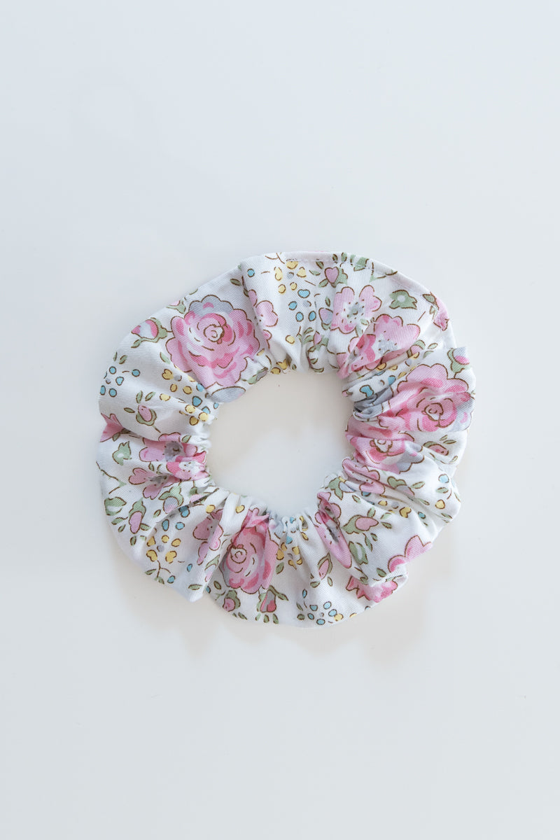 Scrunchies in cotone bianco floreale rosa