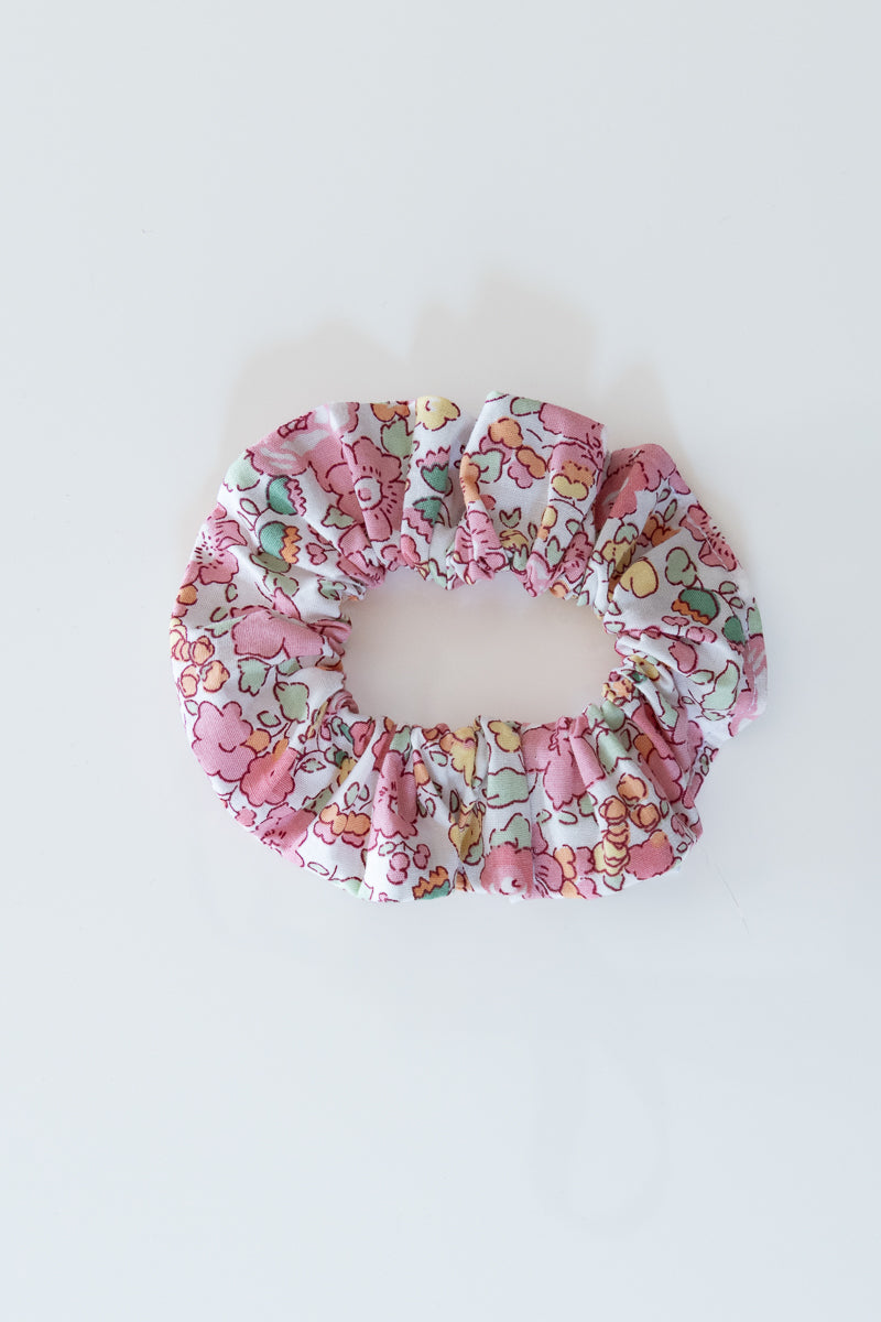 Scrunchies in cotone bianco floreale rosa