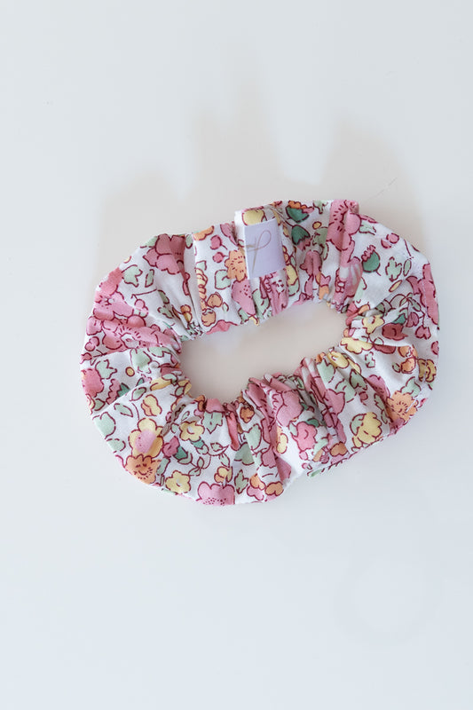 Scrunchies in cotone bianco floreale rosa