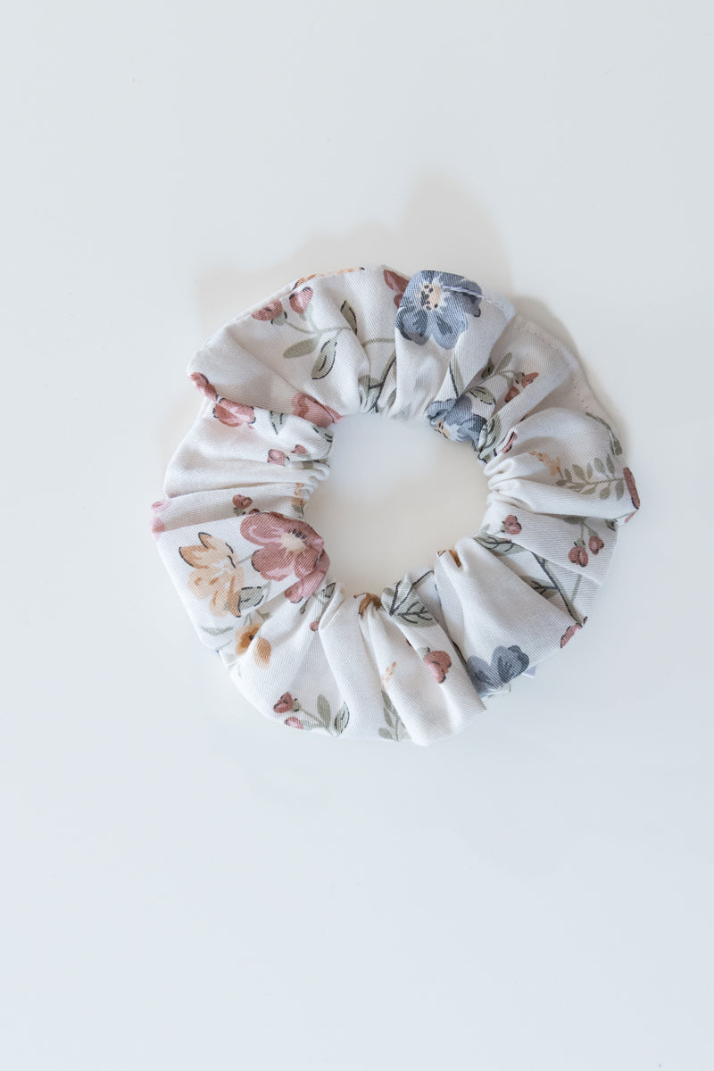 Scrunchies in cotone bianco floreale