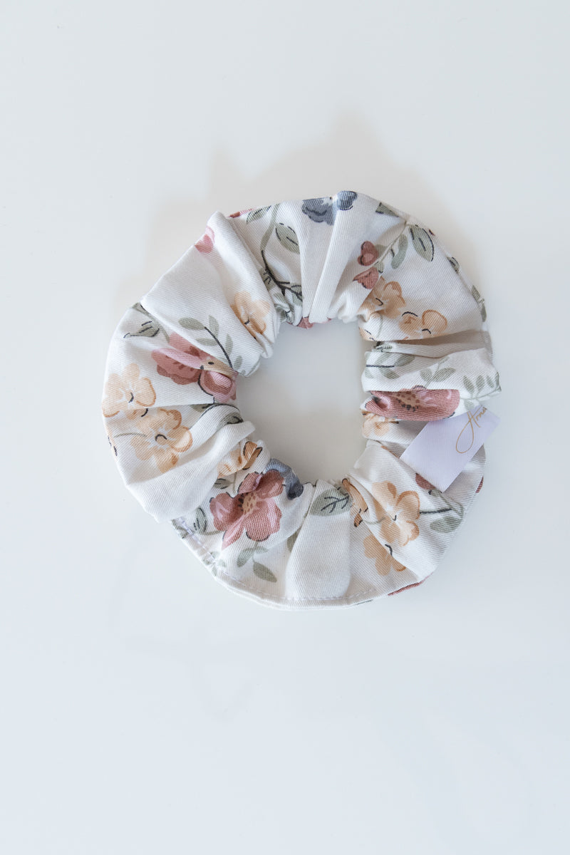Scrunchies in cotone bianco floreale