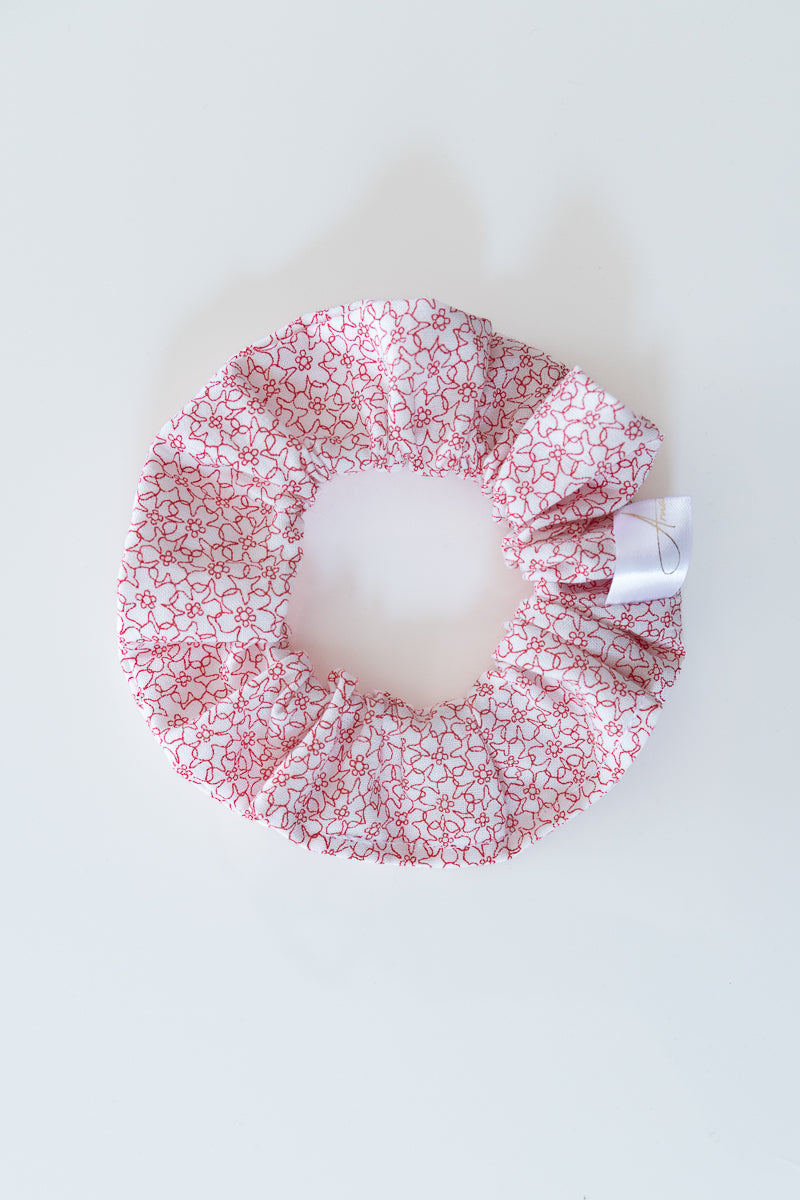 Scrunchies in cotone bianco e fiori rosa