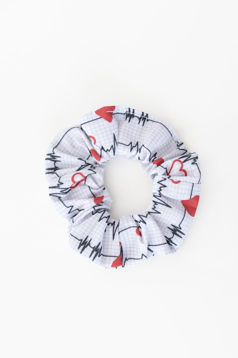 Scrunchies bianco con cuori rossi