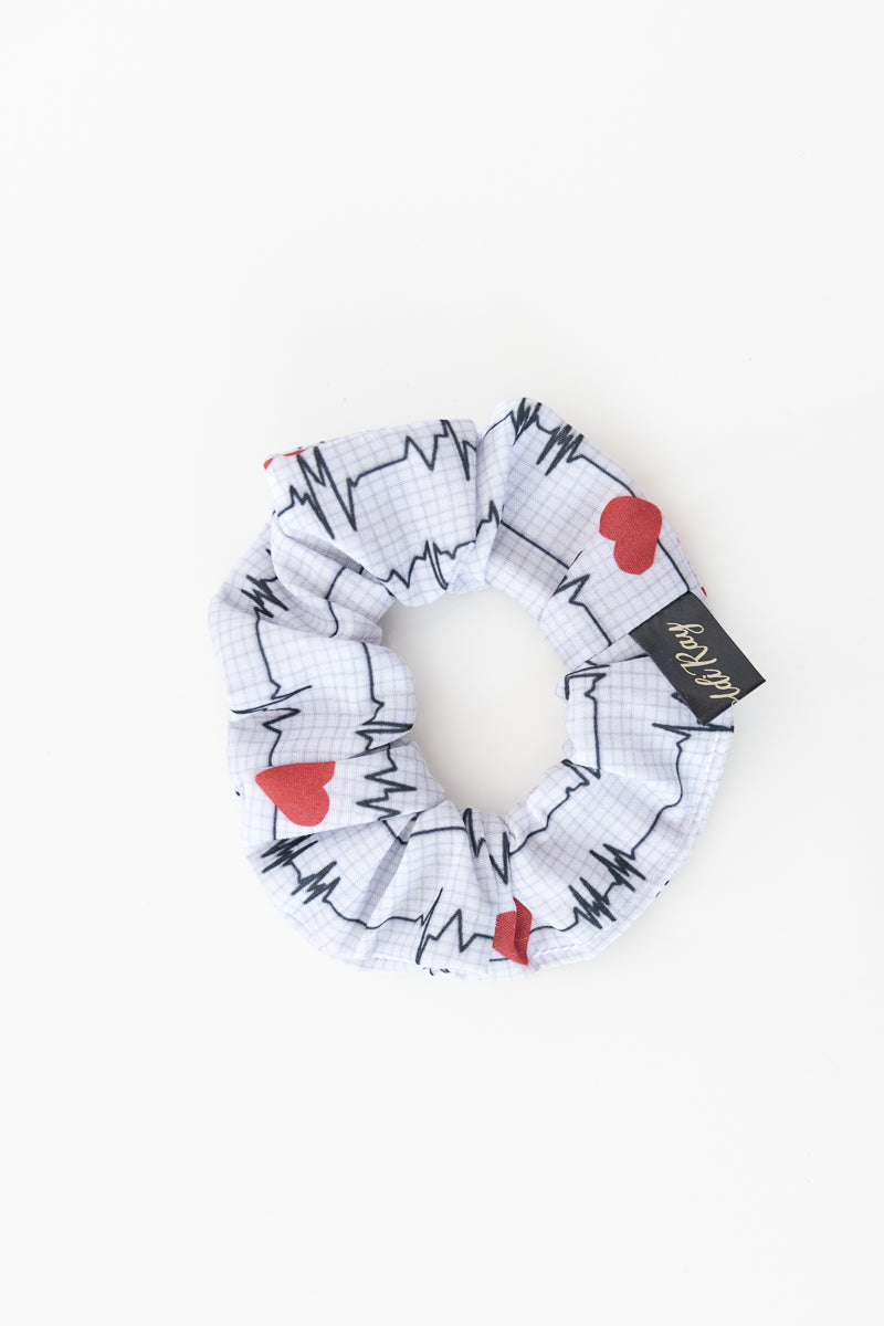 Scrunchies bianco con cuori rossi